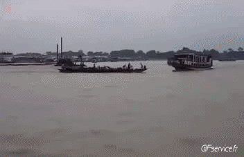 Accident Crash - Running aground Boats Transport Humor -  Fun 