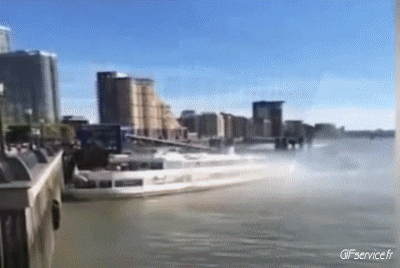 Accident Crash - Running aground Boats Transport Humor -  Fun 