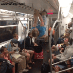 Humor -  Fun MENSCHEN Akrobatik In öffentlichen Verkehrsmitteln 